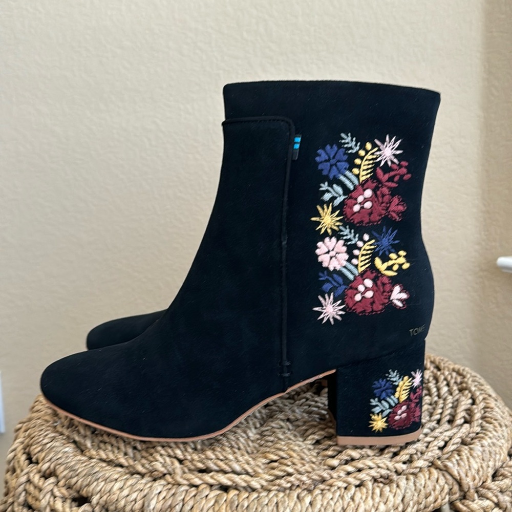 NWT Toms Black Floral Embroidered Suede block heel boot